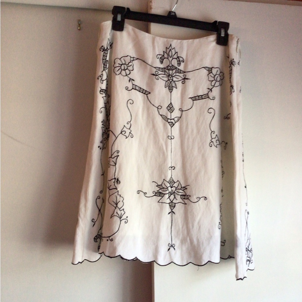 Chaudry Sports. White and black skirt, A line with lace like detail. Sz 8.